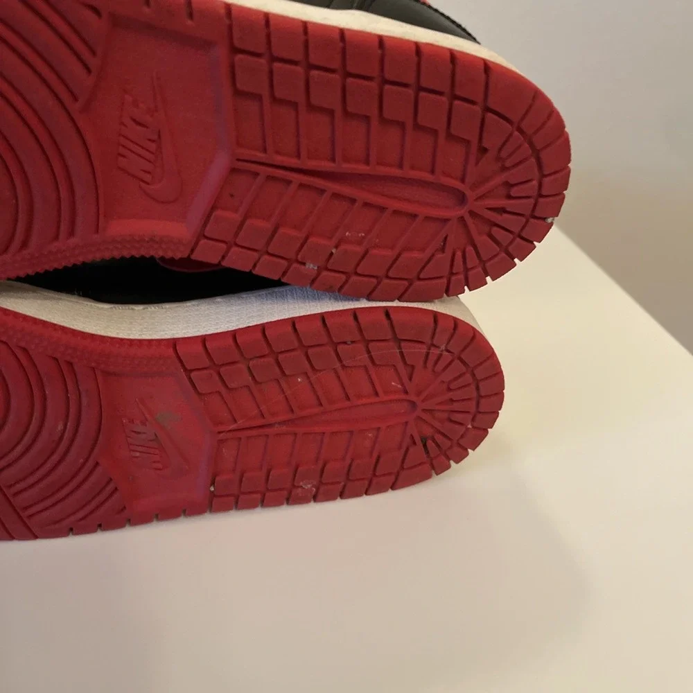 Air Jordan 1 Mid Alternate Bred (2022) DQ8423-060 Black/Red Boys 5Y